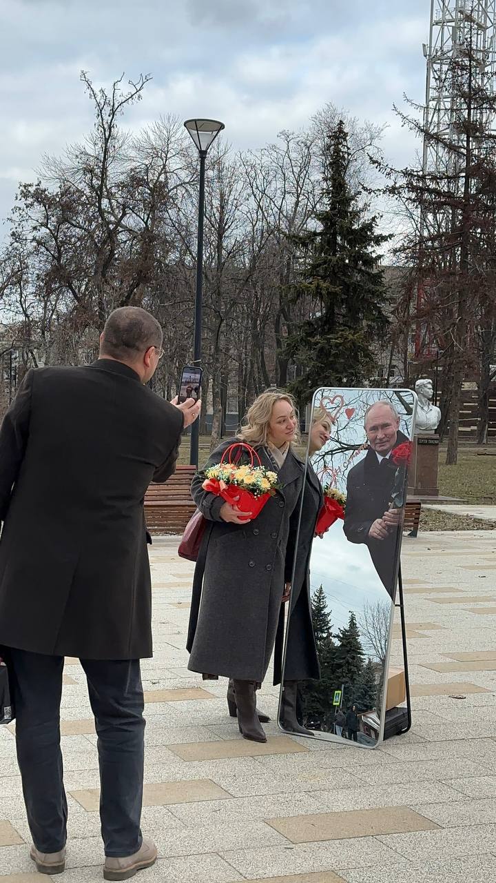 У Луганську зробили фотозону з путіним