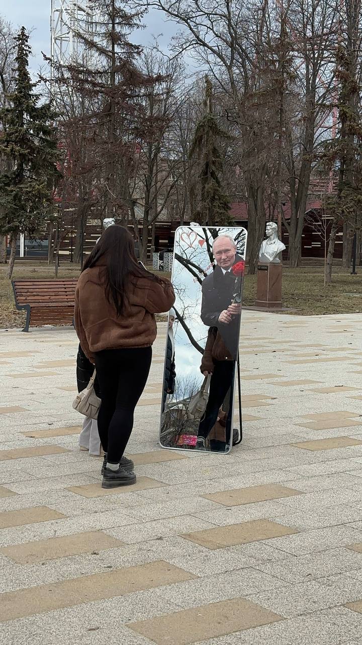У Луганську зробили фотозону з путіним