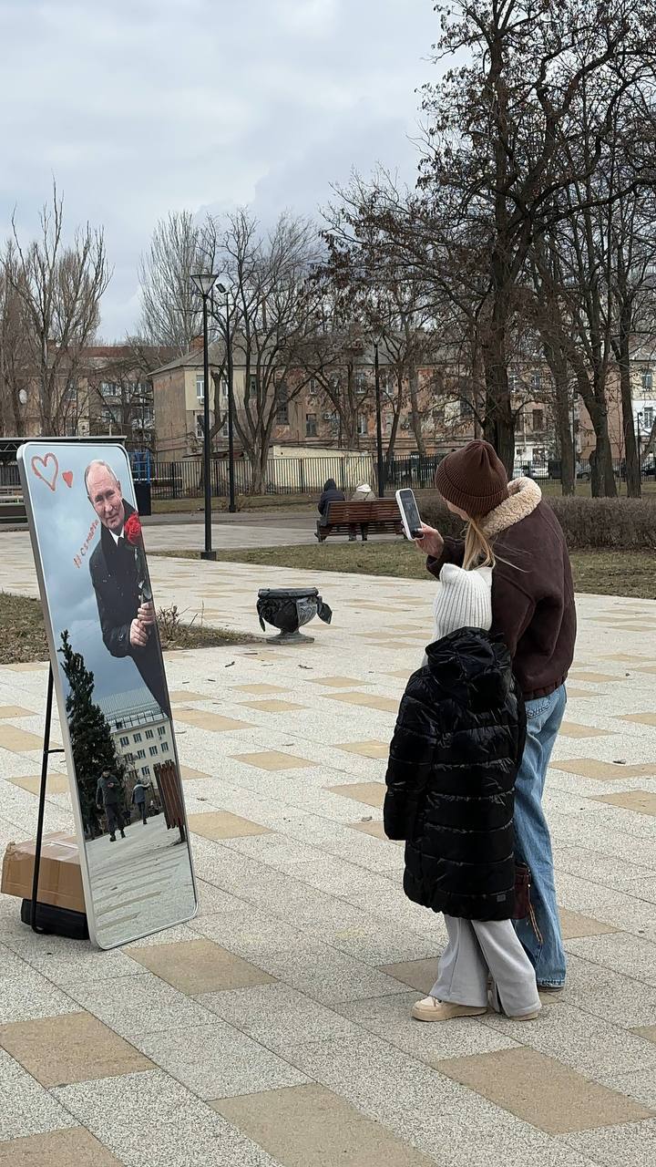 У Луганську зробили фотозону з путіним