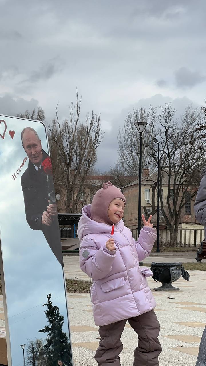 У Луганську зробили фотозону з путіним