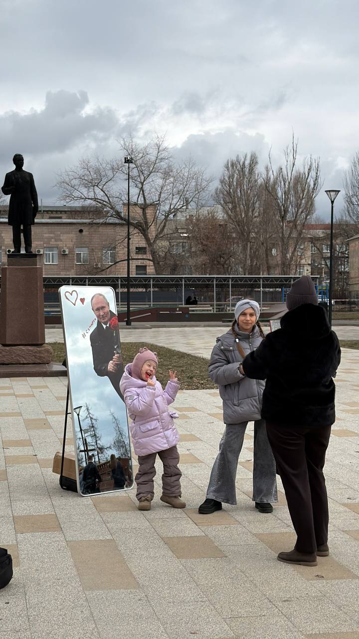 У Луганську зробили фотозону з путіним
