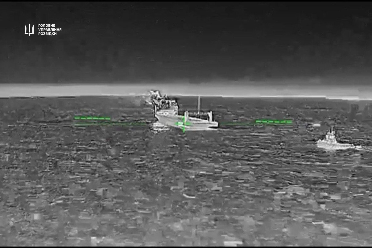 Українські розвідники уразили два російські військові судна біля Керченської переправи