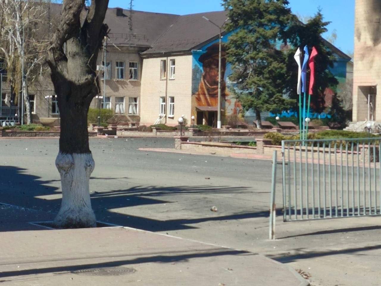 Обстріл у Старобільську: прилетіло по будівлі адміністрації | Новини Старобільськ