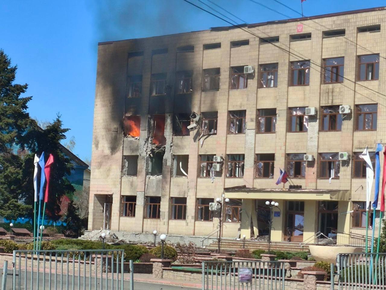 Обстріл у Старобільську: прилетіло по будівлі адміністрації | Новини Старобільськ