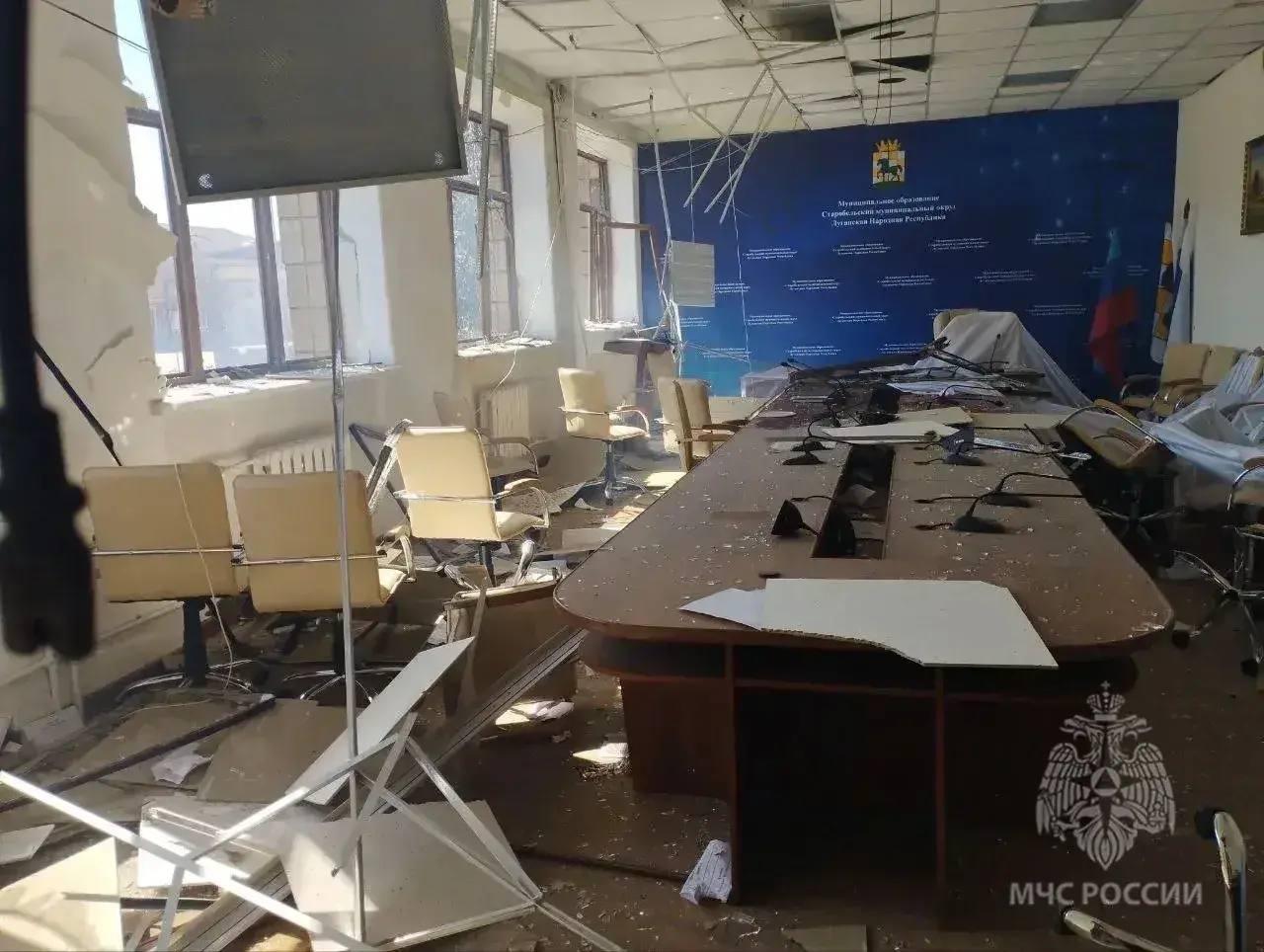 Обстріл у Старобільську: прилетіло по будівлі адміністрації | Новини Старобільськ