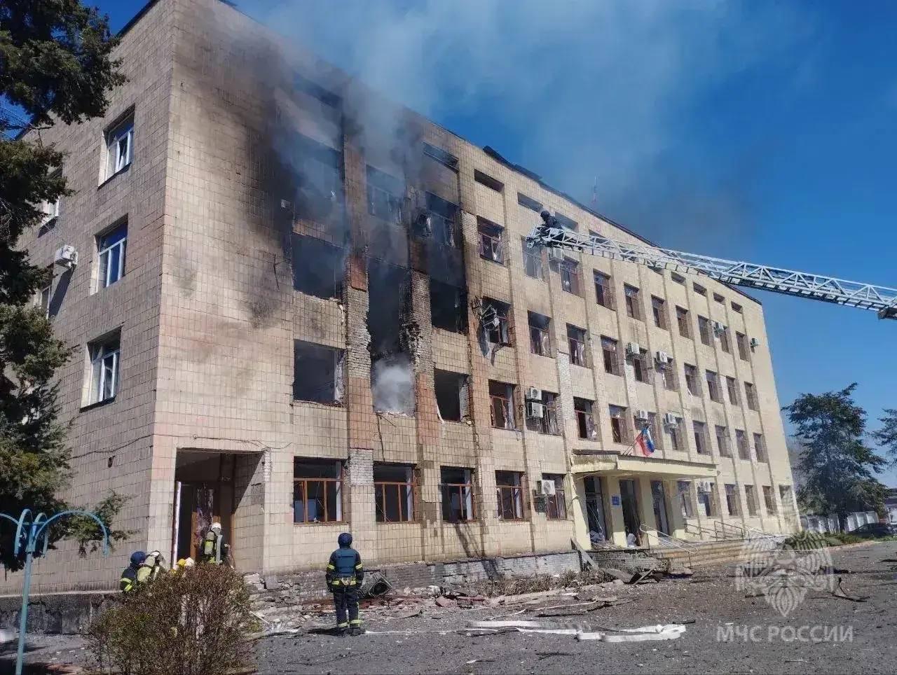 Обстріл у Старобільську: прилетіло по будівлі адміністрації | Новини Старобільськ