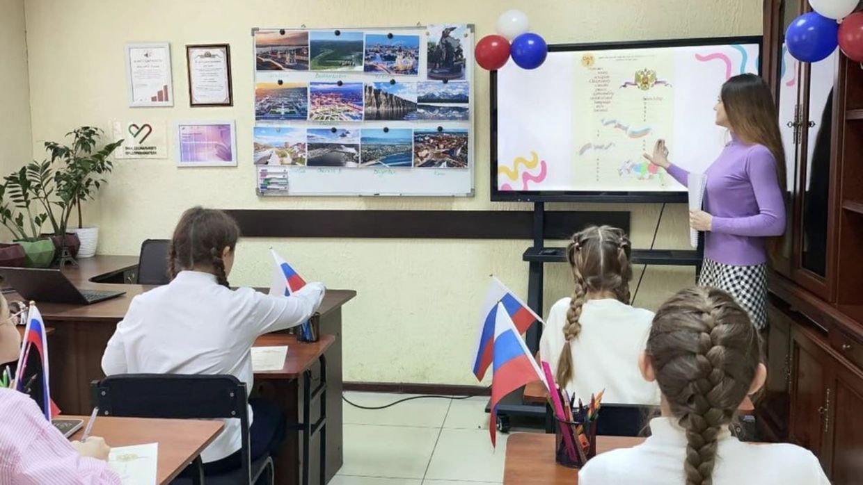 У Луганську просувають посібник з англійської мови з російськими наративами