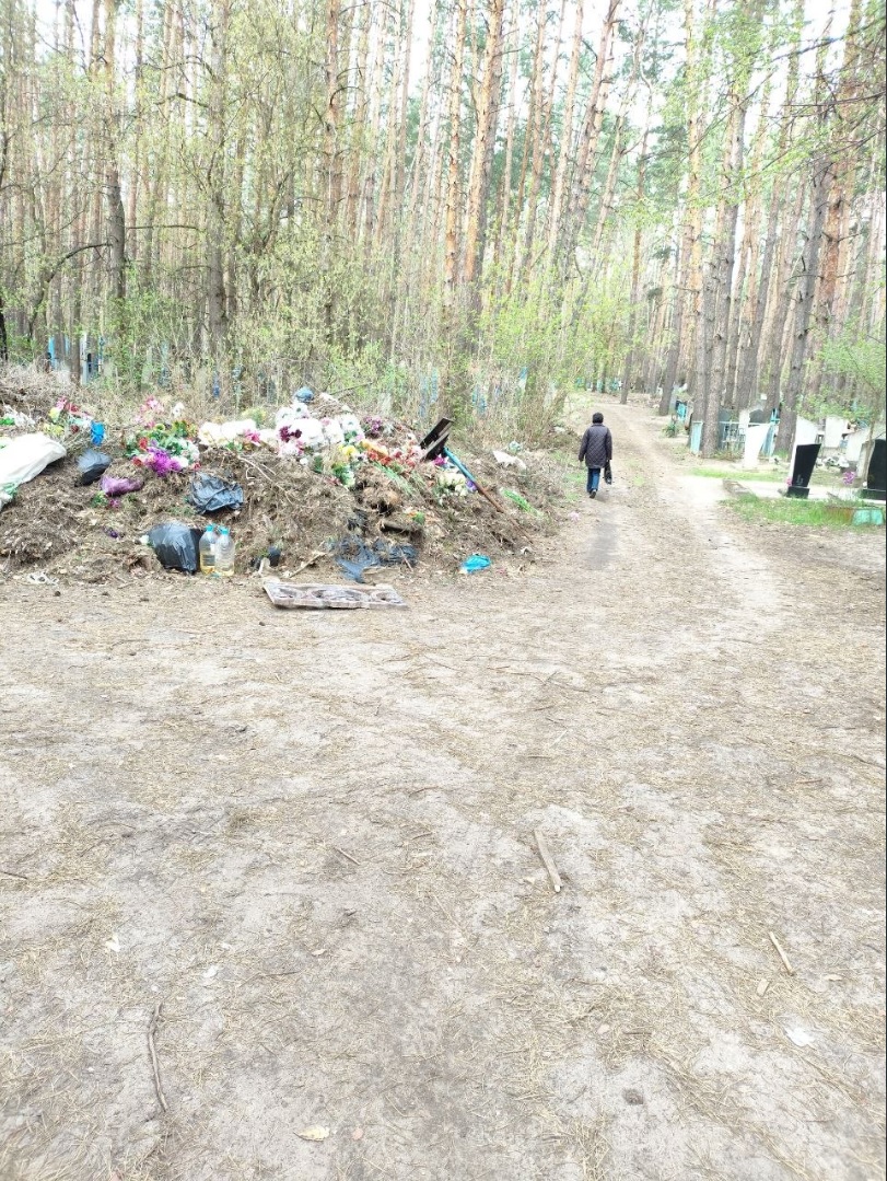Сміття на кладовищі в Чмирівці | Новини Старобільськ