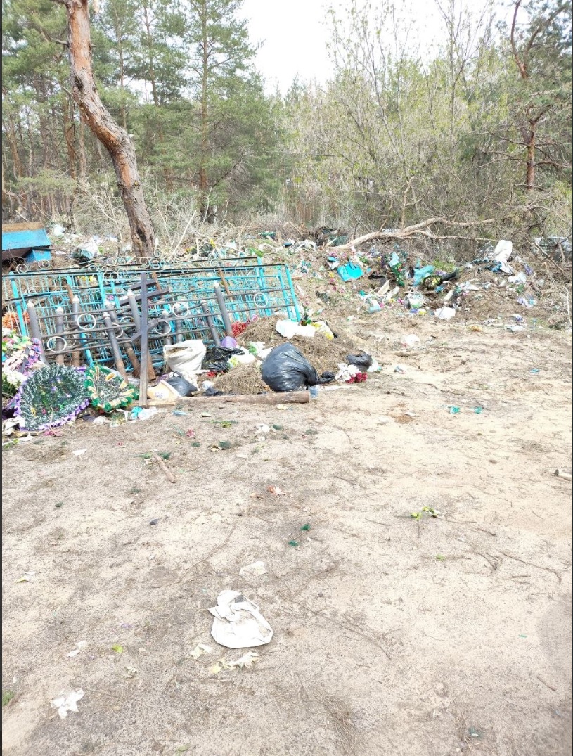 Сміття на кладовищі в Чмирівці | Новини Старобільськ