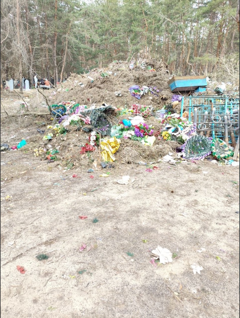 Сміття на кладовищі в Чмирівці | Новини Старобільськ