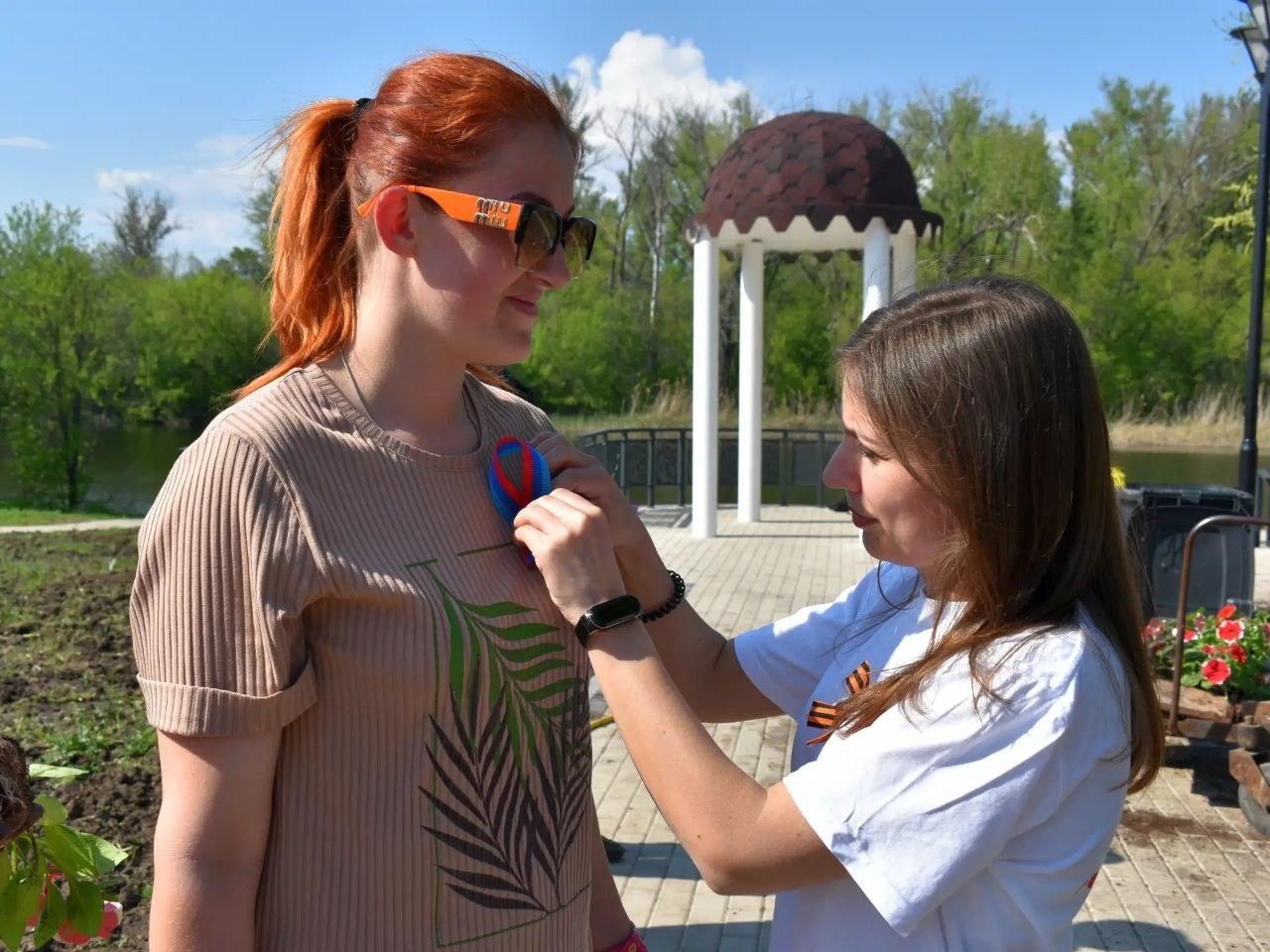 У Старобільську перехожим чипляли стрічки | Новини Старобільськ