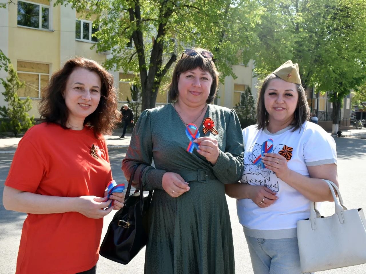 У Старобільську перехожим чипляли стрічки | Новини Старобільськ