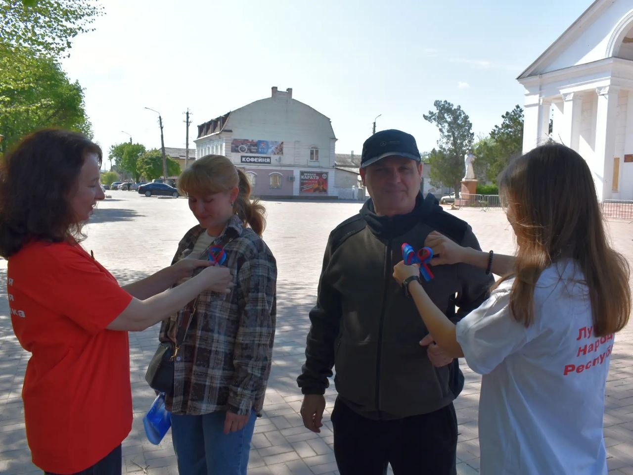 У Старобільську перехожим чипляли стрічки | Новини Старобільськ