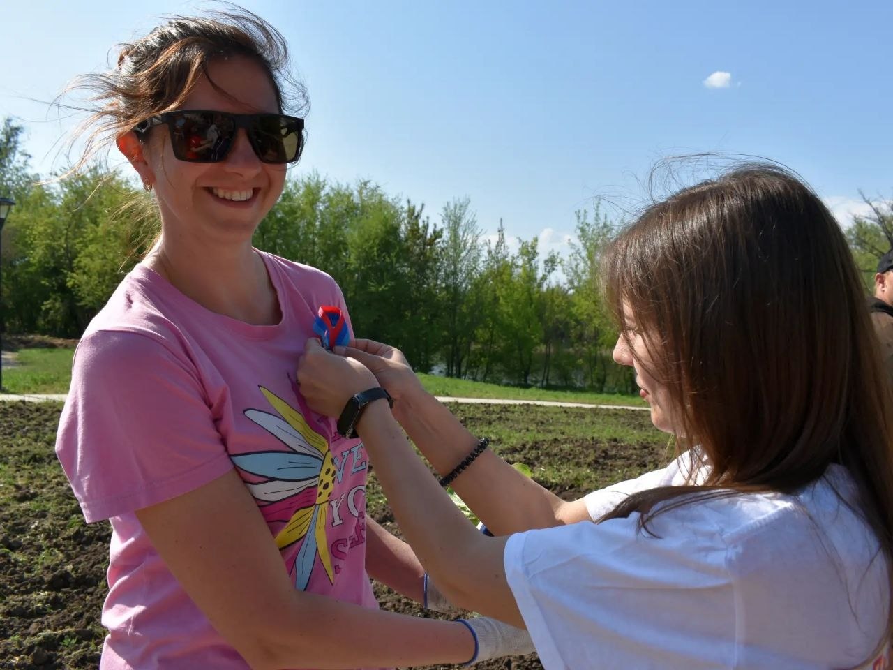 У Старобільську перехожим чипляли стрічки | Новини Старобільськ