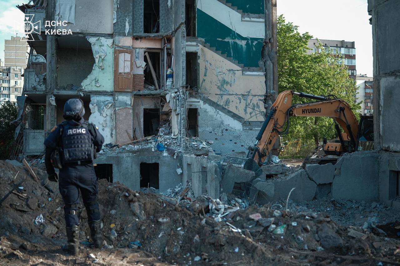У Києві завершили пошуково-рятувальну операцію після російського удару