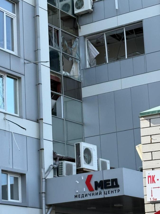У Дніпрі внаслідок російської атаки пошкоджені чотири медзаклади, релоковані з Луганщини
