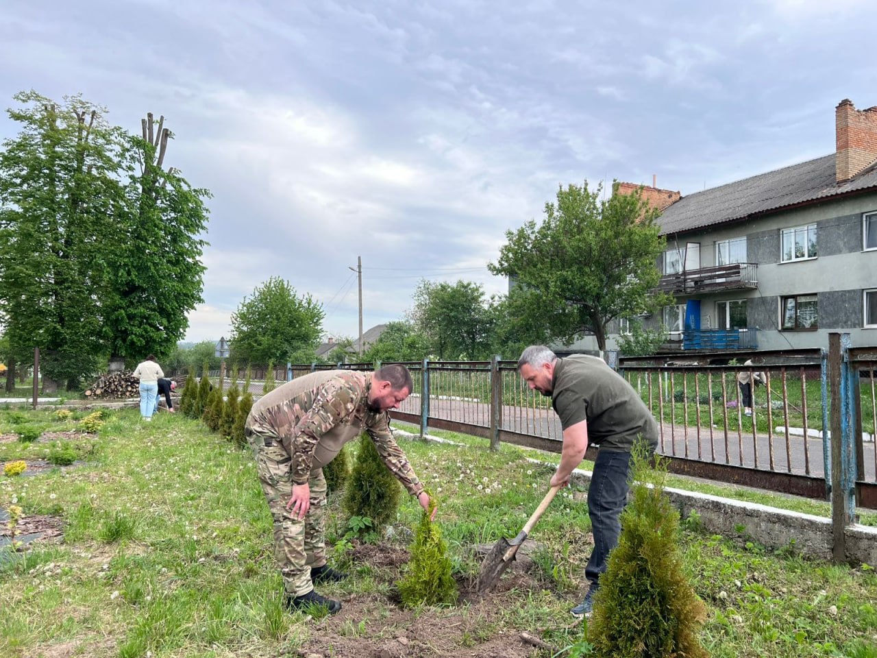Чмирівська громада разом із партнерами висадила дерева напередодні Дня вишиванки