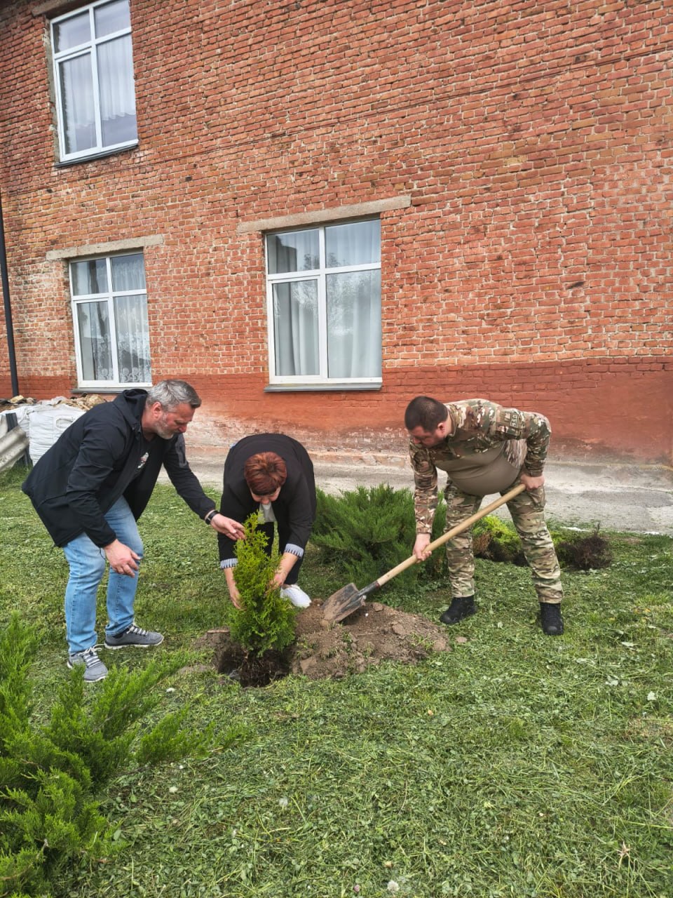 Чмирівська громада разом із партнерами висадила дерева напередодні Дня вишиванки