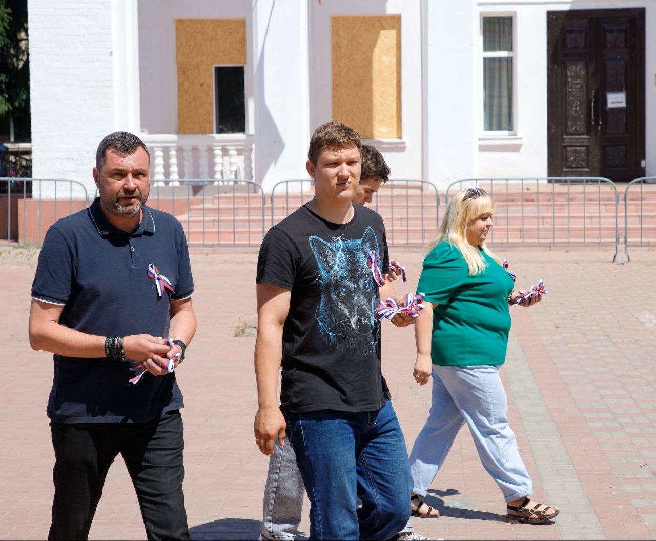 У центрі Старобільська знову перехожим чіпляли стрічки | Новини Старобільськ