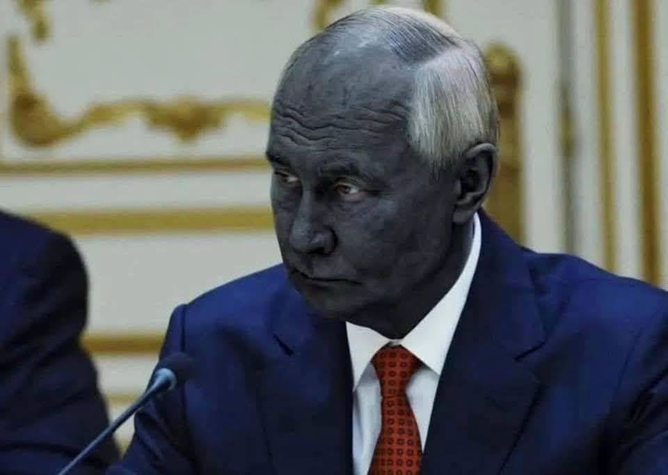 Прильоти по НПЗ у москві: мережа вибухнула мемами
