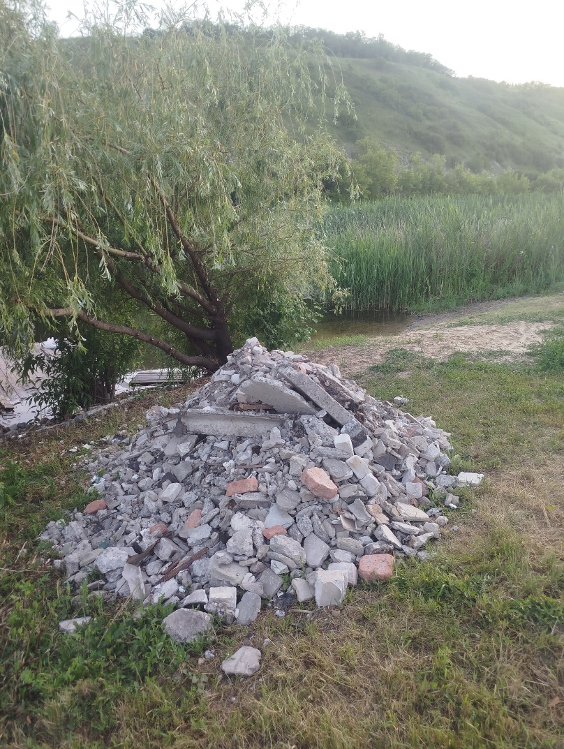 У Старобільську хтось вивалив сміття на пляжі | Новини Старобільськ