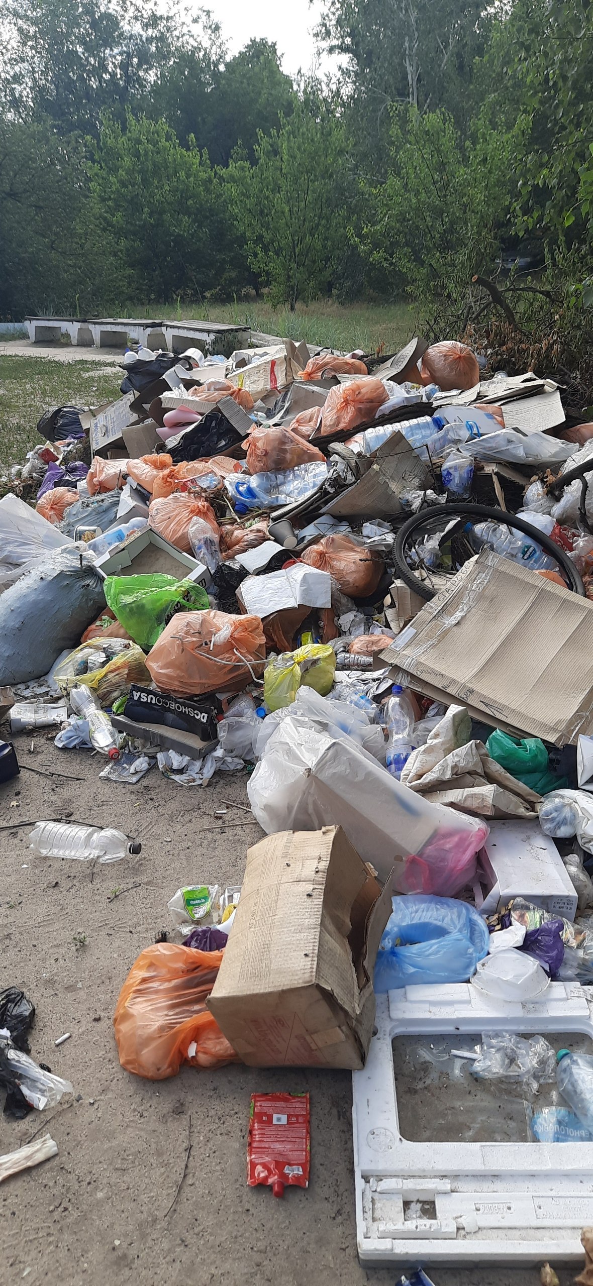 Сміття на площі Гоголя в окупованому Старобільську | Новини Старобільськ