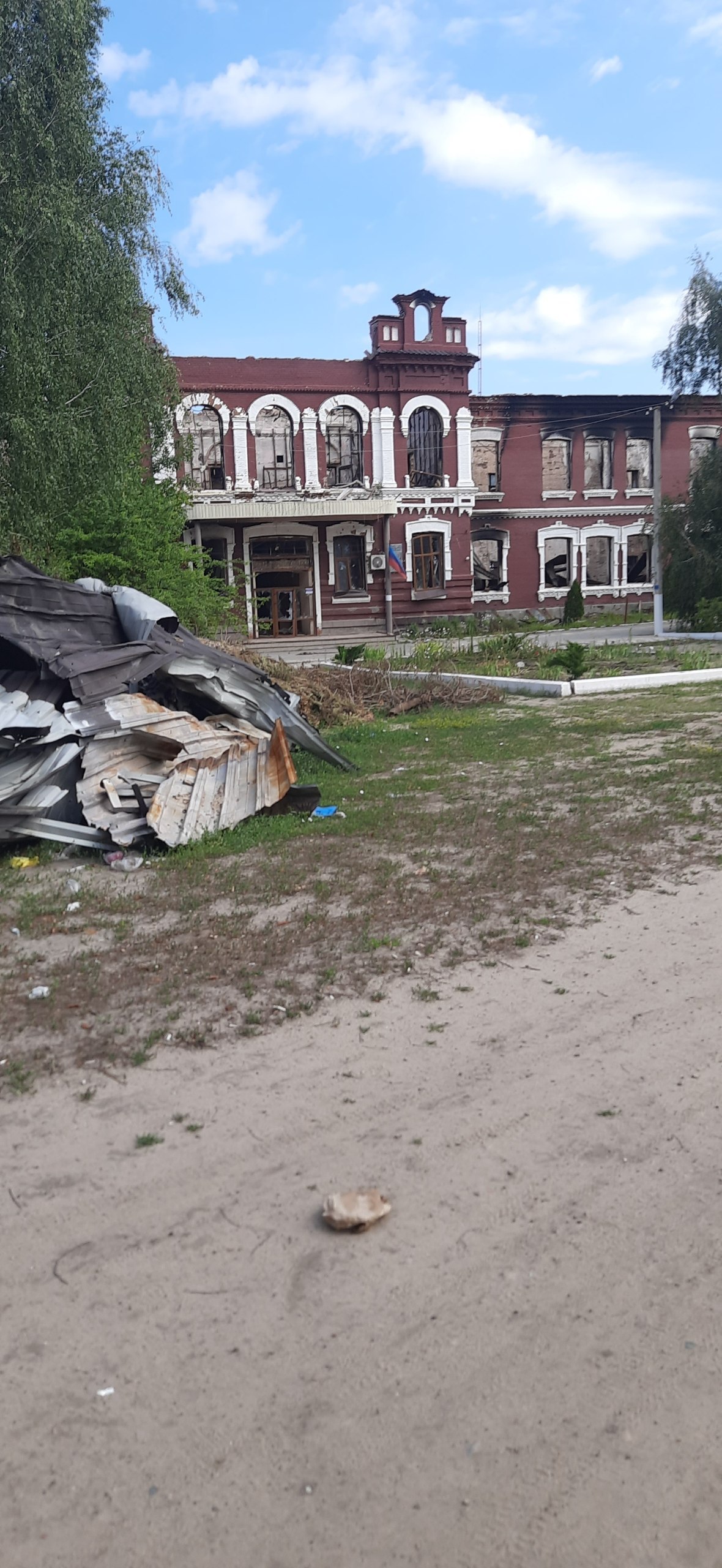 Сміття на площі Гоголя в окупованому Старобільську | Новини Старобільськ