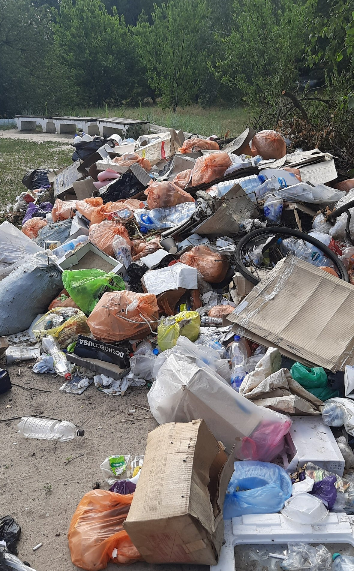 Сміття на площі Гоголя в окупованому Старобільську | Новини Старобільськ