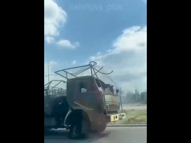 Згоріла вантажівка біля окупованого Сіверськодонецька