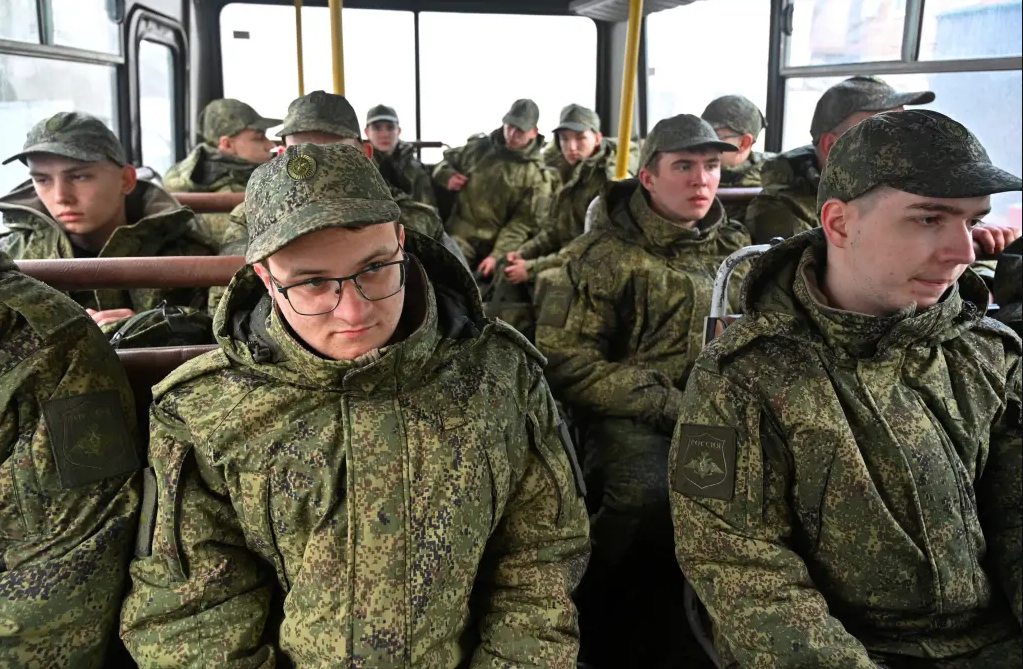 Як росіяни примусово мобілізують українців на окупованих територіях — дані прокуратури