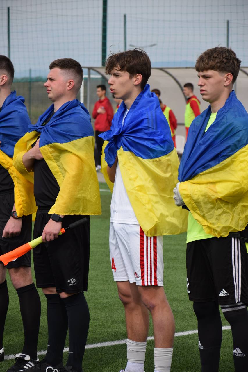Горіти футболом