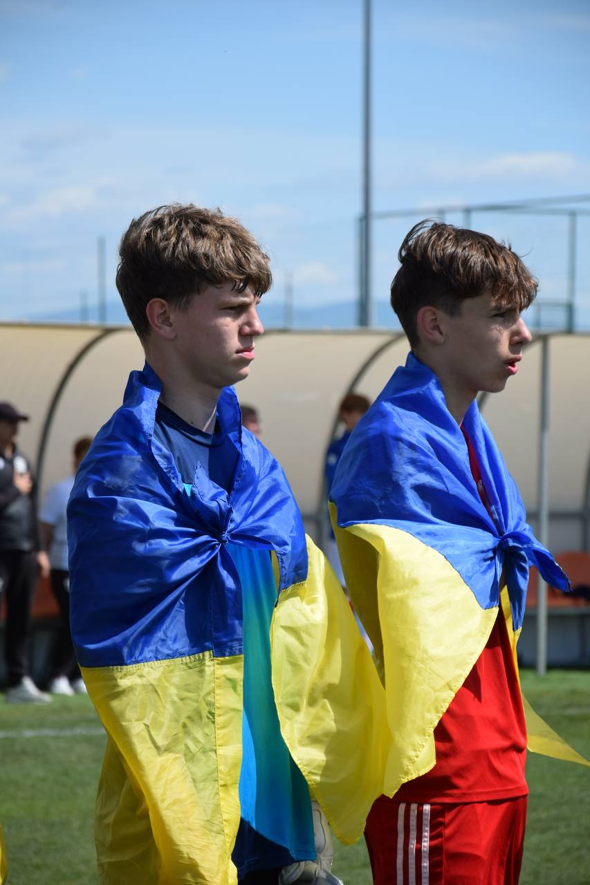 Горіти футболом