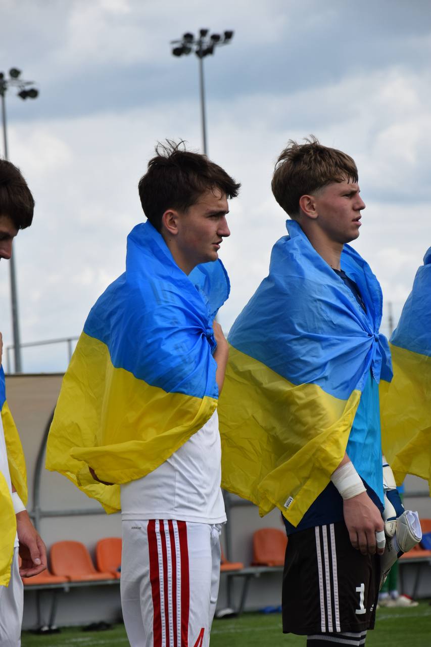 Горіти футболом