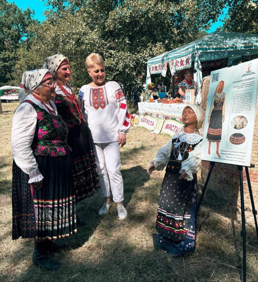 Новоайдарчани представили старовинне народне вбрання Луганщини на фестивалі лемківської культури