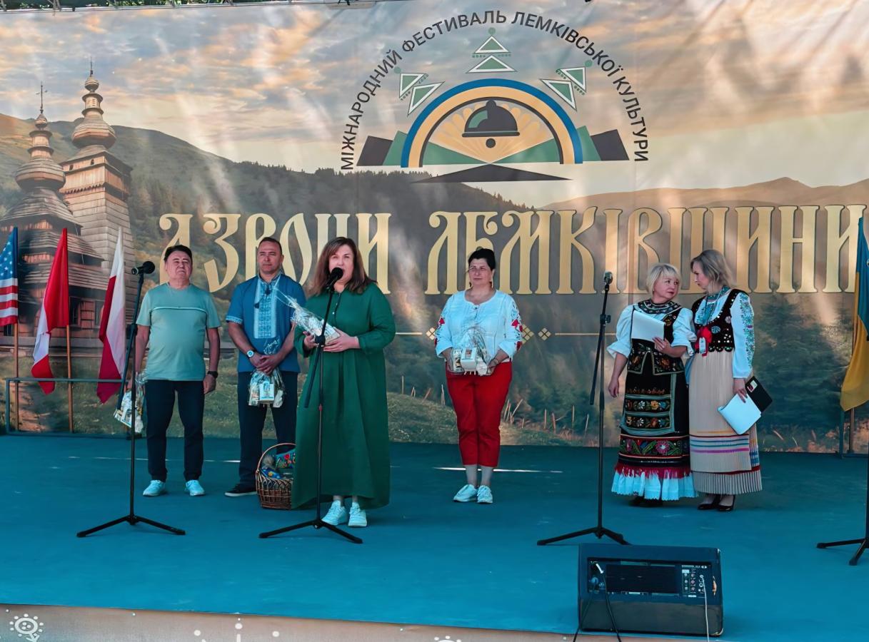 Новоайдарчани представили старовинне народне вбрання Луганщини на фестивалі лемківської культури