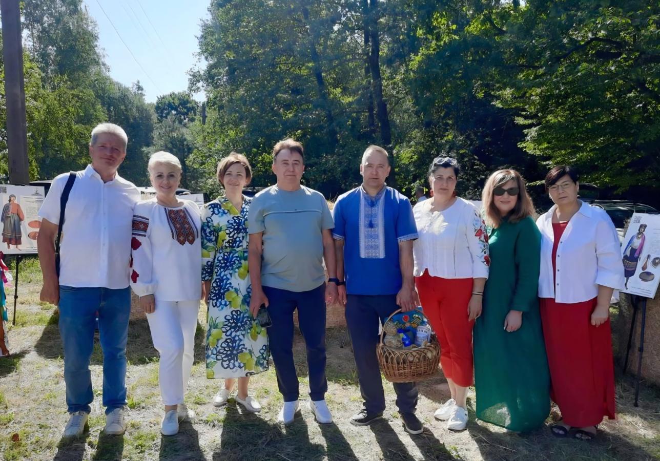 Новоайдарчани представили старовинне народне вбрання Луганщини на фестивалі лемківської культури