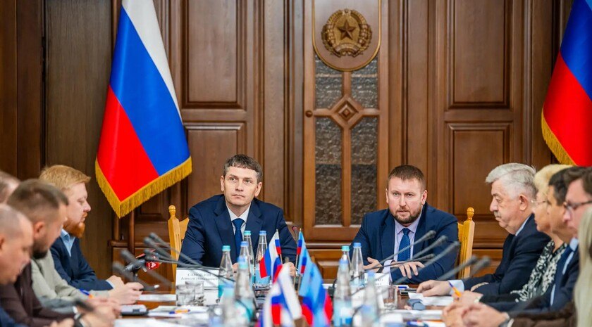 На фасадах будівель на окупованій Луганщині планують малювати путіна і пушкіна