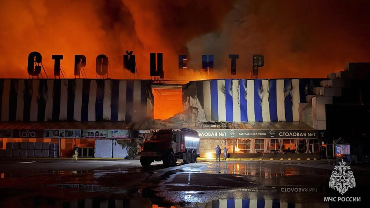 В окупованому Луганську згорів великий будівельний торговий центр