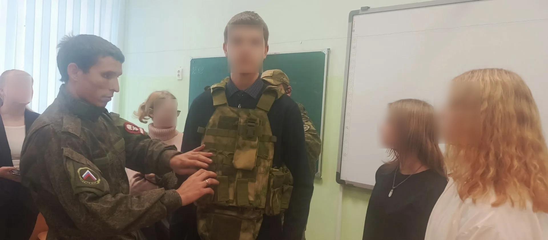 У російських школах до річниці анексії українських територій дітей вчили збирати автомати