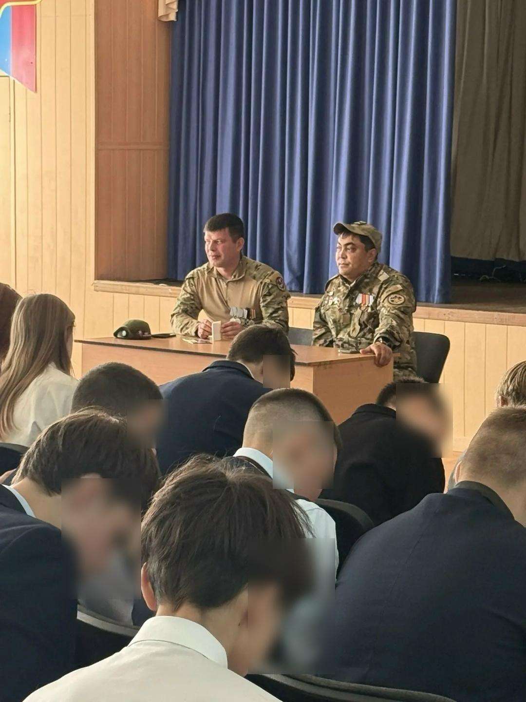 У російських школах до річниці анексії українських територій дітей вчили збирати автомати