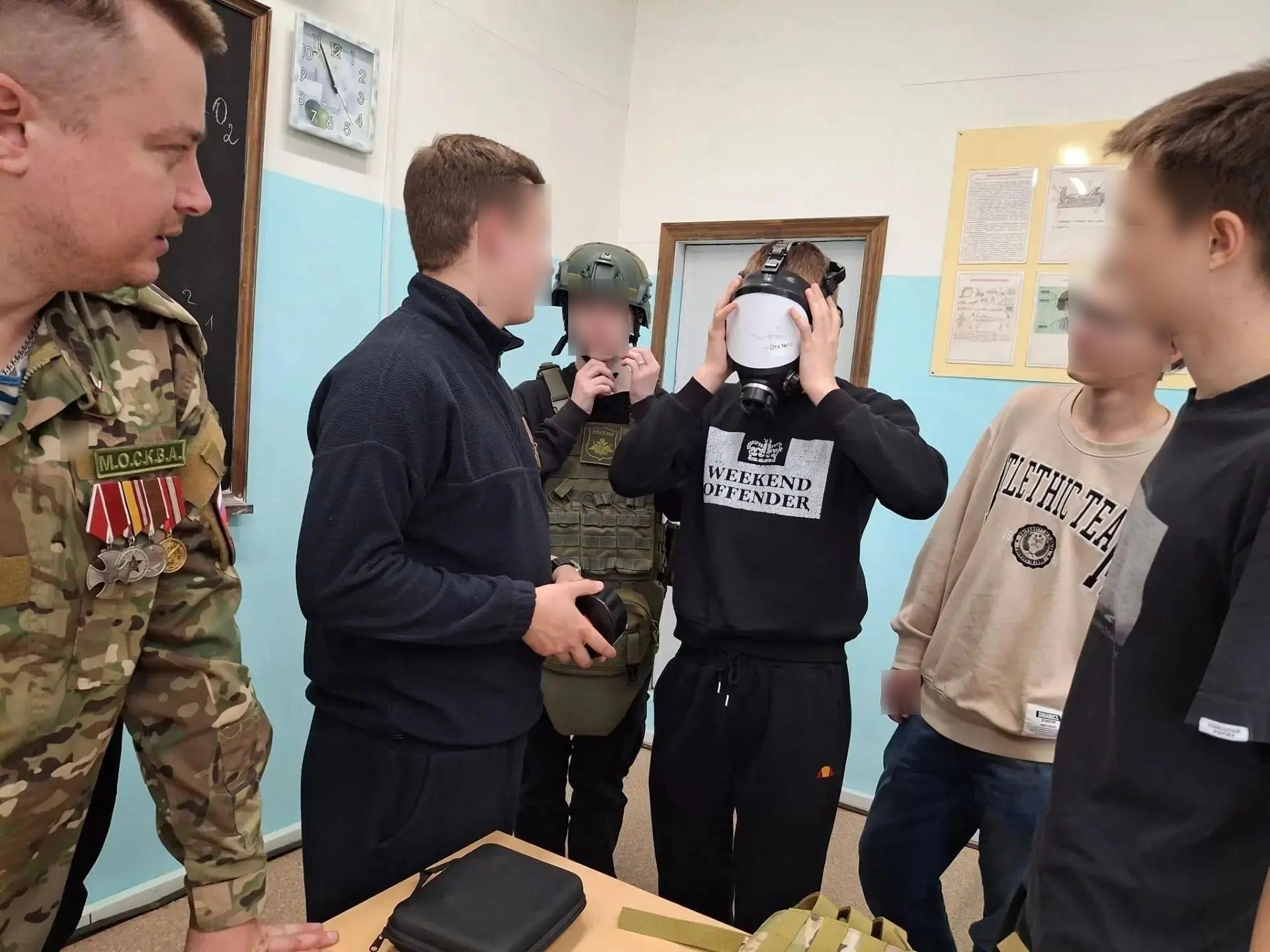 У російських школах до річниці анексії українських територій дітей вчили збирати автомати