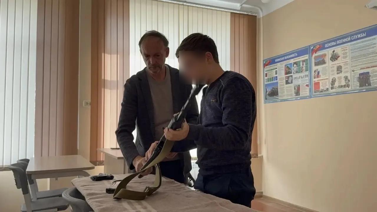 У російських школах до річниці анексії українських територій дітей вчили збирати автомати
