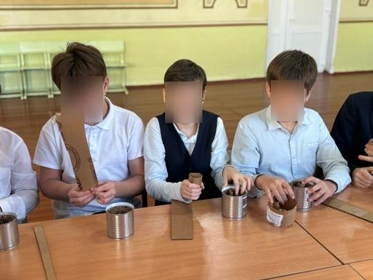 У російських школах до річниці анексії українських територій дітей вчили збирати автомати
