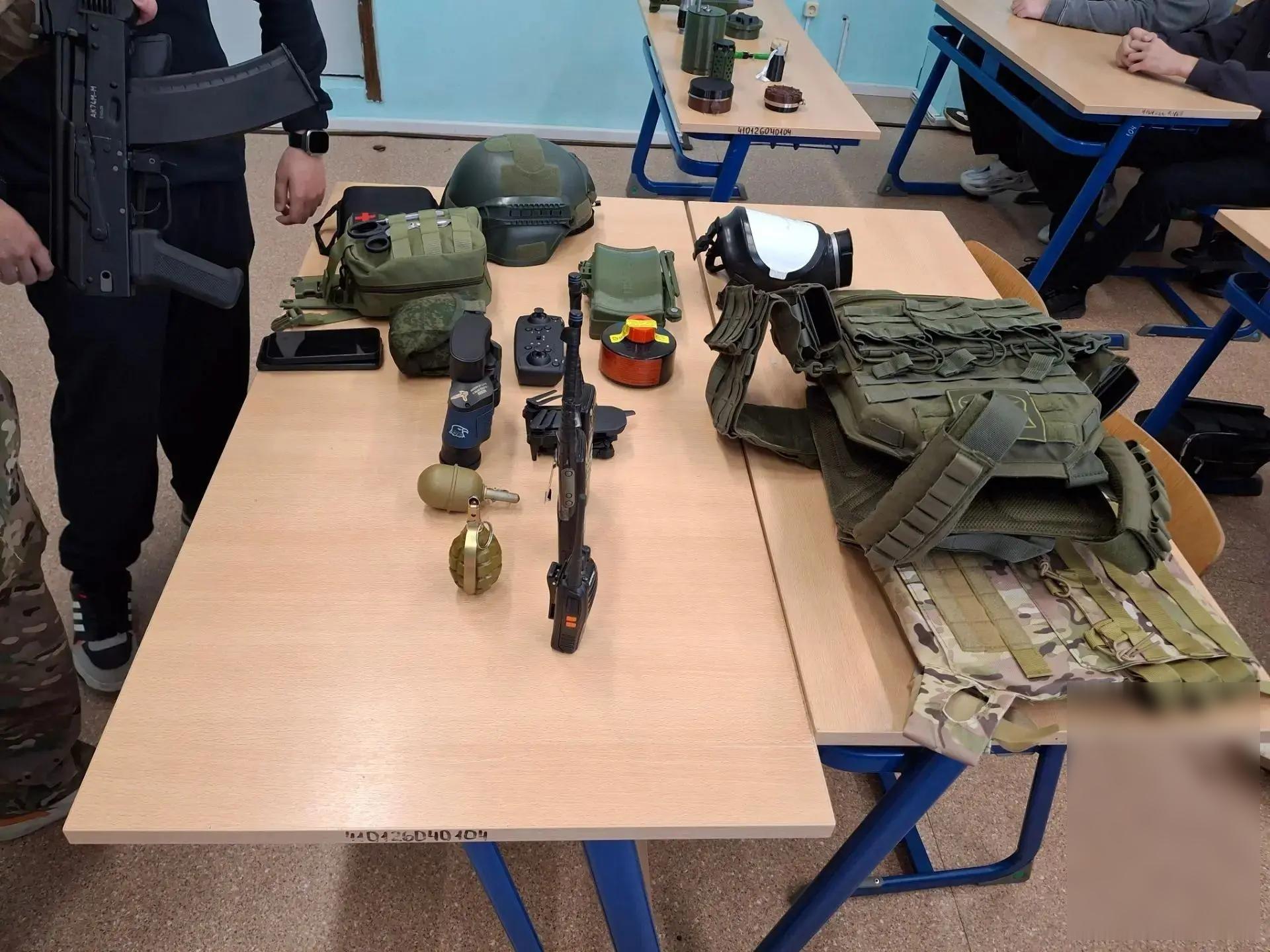 У російських школах до річниці анексії українських територій дітей вчили збирати автомати