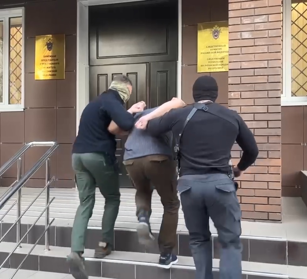 У Довжанську окупанти затримали чоловіка за донати ЗСУ